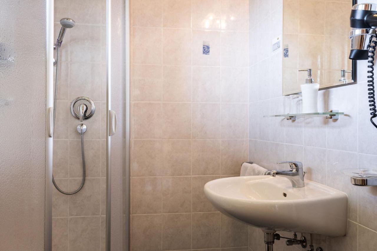 Garni Schorneck Bed & Breakfast Brunico Exterior photo
