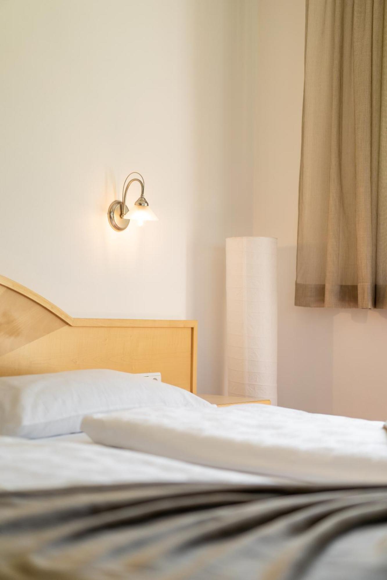 Garni Schorneck Bed & Breakfast Brunico Exterior photo